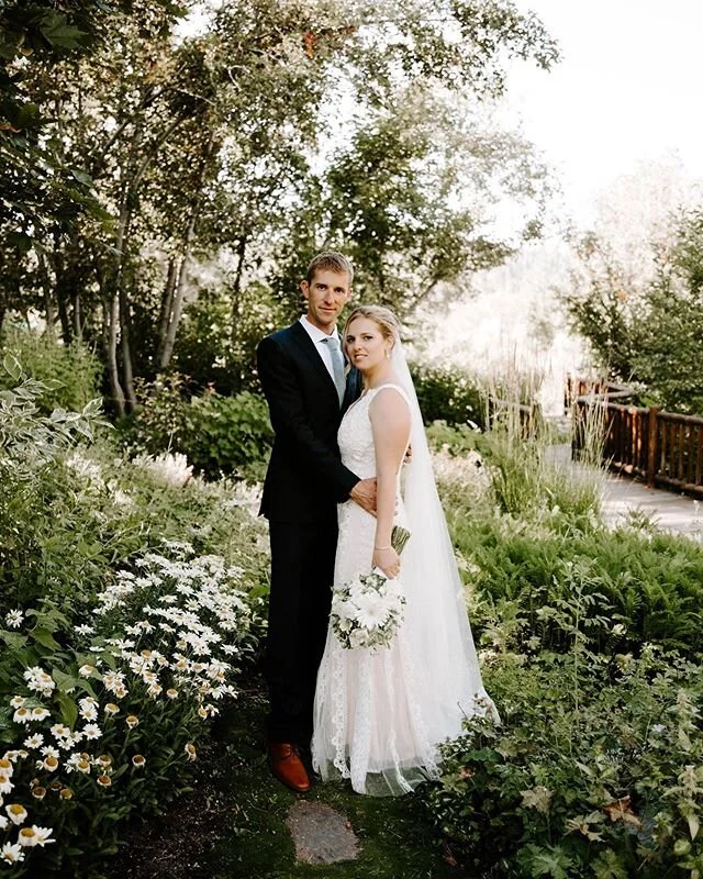 They had lawn games during their cocktail hour. Yes, lawn games! It was so fun and you would never know corn hole was going on right behind me during these shots🍻Miss this day! @aliramos ready for round two? I am!!! 📸☀️📸☀️📸