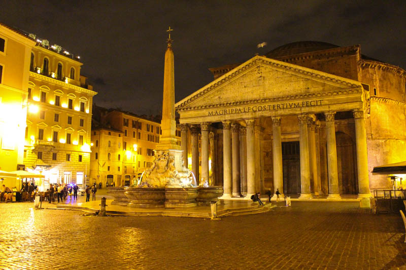 The lighting in the Piazza della Rotonda illuminated the Pantheon with gold