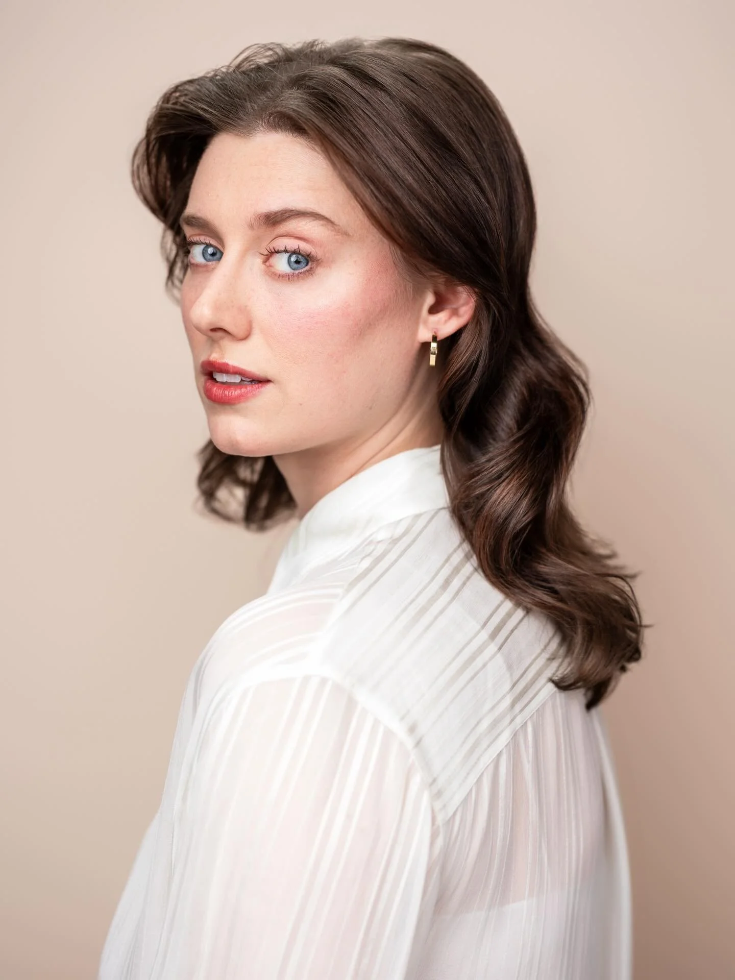 🪽💕you too can steal forlorn over the shoulder glances with living angel @findthelightphotography run to book 💕🪽