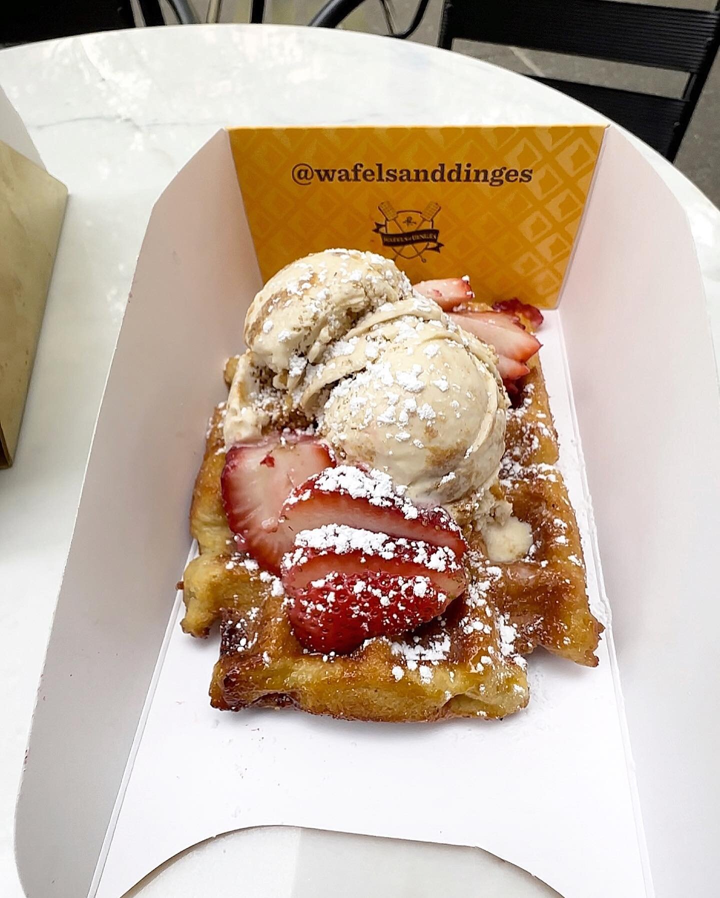 Brb, it&rsquo;s 80&deg; in NYC and this Belgian waffle sundae with &ldquo;speculoos&rdquo; icecream has my name written ALL over it! 🤤🇧🇪💕 

📍 @wafflesanddinges