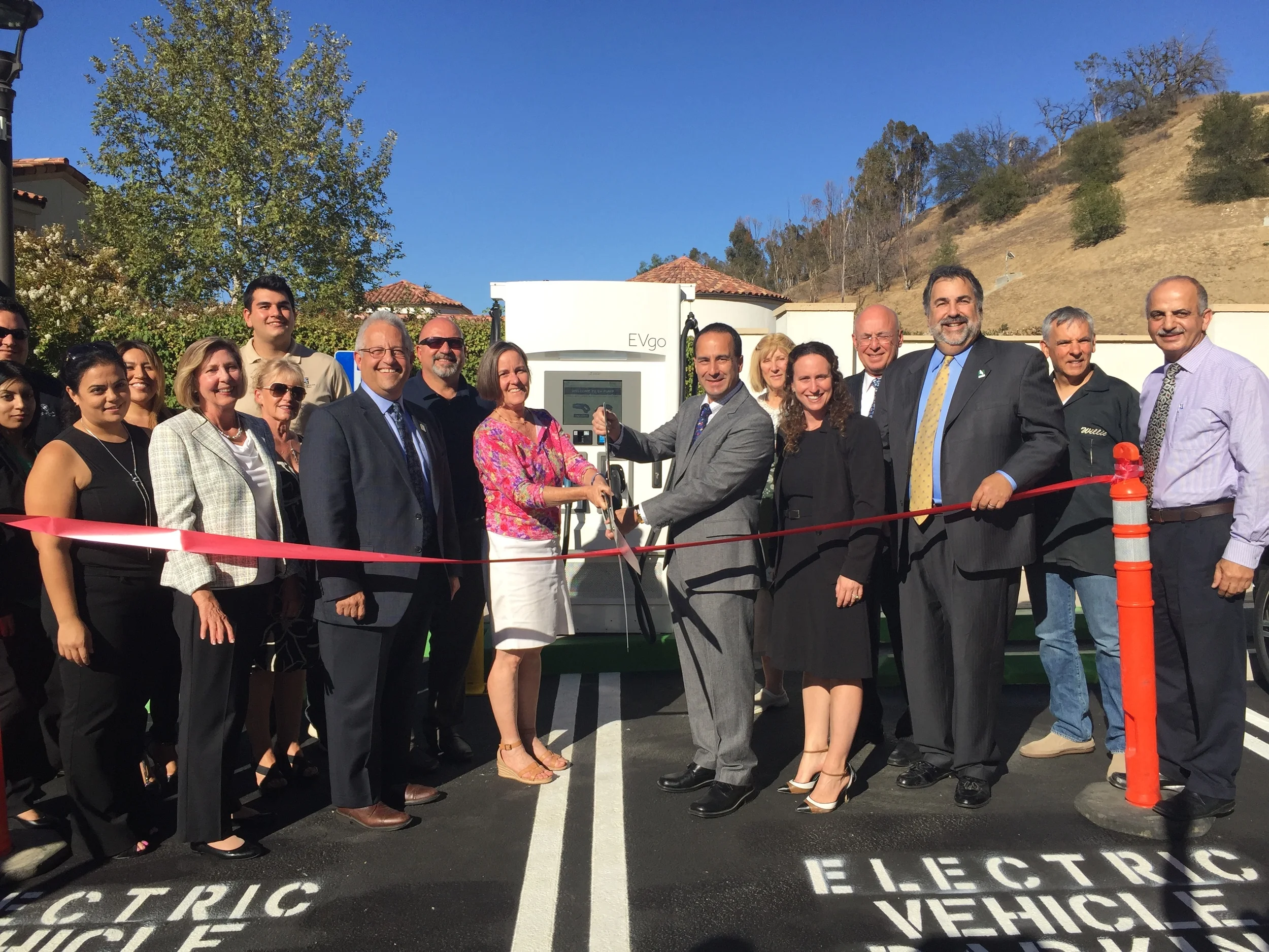 Calabasas Mayor James Bozajian cuts the ribbon at the first DCFC charging station opening on August 10, 2016 along with partners from the South Coast AQMD, NRG evGO, and the City of Calabasas. 