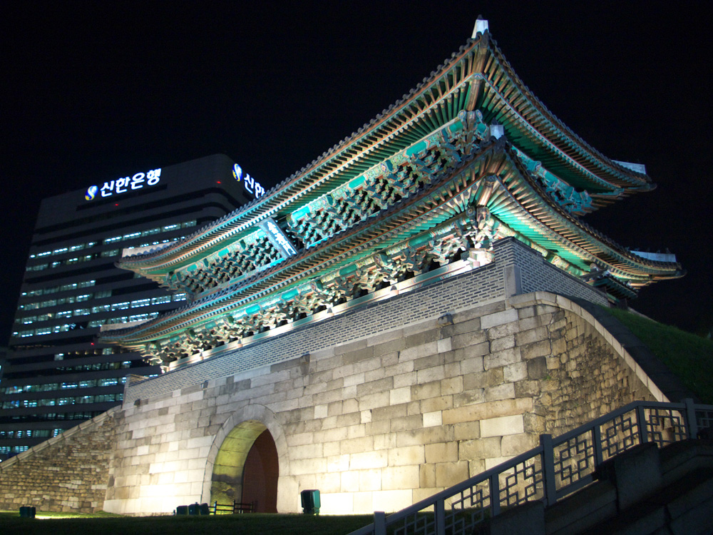 Seoul-Namdaemun-at.night_zouzou.jpg