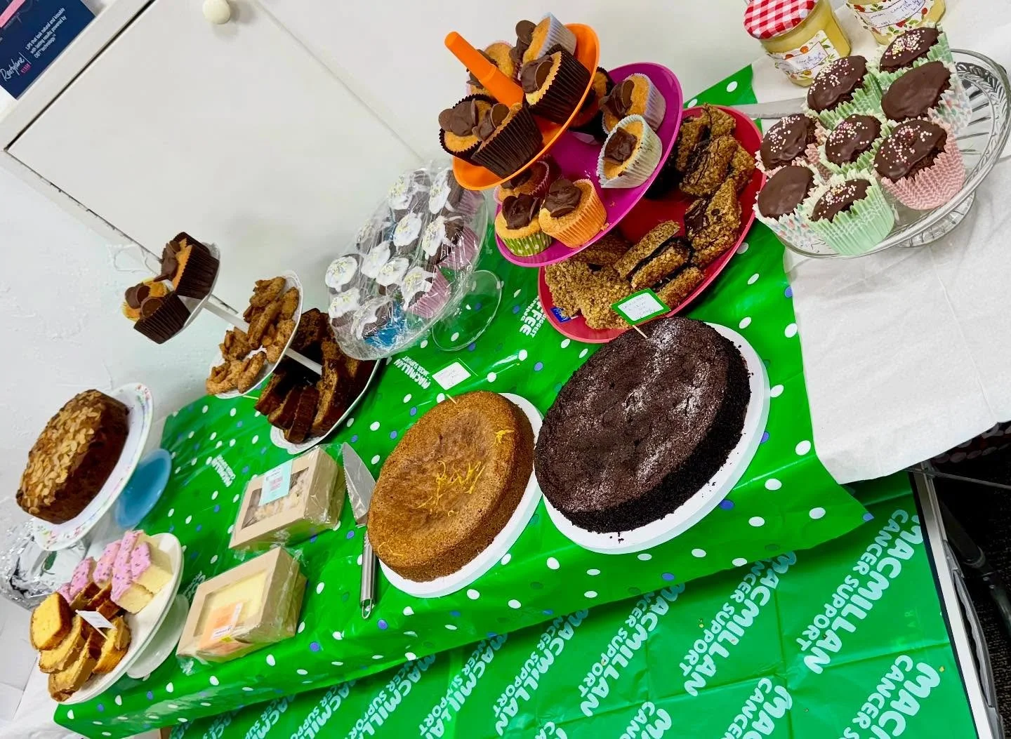 Cakes 🍰 🧁all ready when you are😉 @macmillancancer #cakesale @eastaytondental #cakesale #charityevent #cakesandcoffee #macmillancancersupport