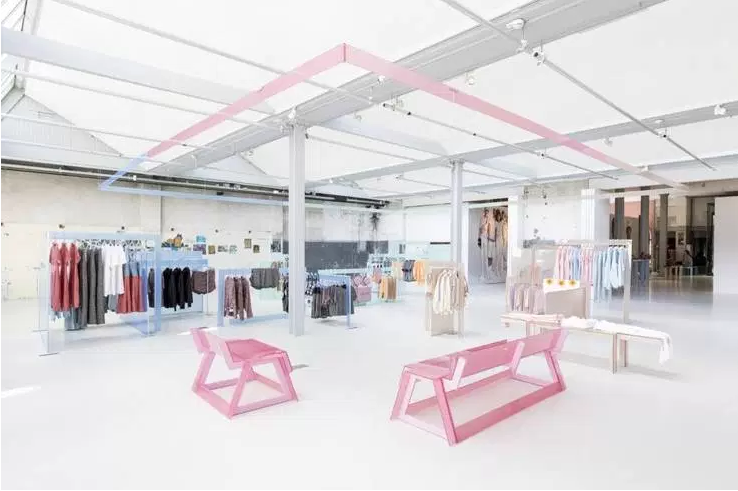 Esprit, Amsterdam. La palette caractéristique de la fin des années 1980 du mobilier pastel de la boutique popup et la lueur ambiante de la boutique mettent en valeur la sensation estivale légère de la collection.