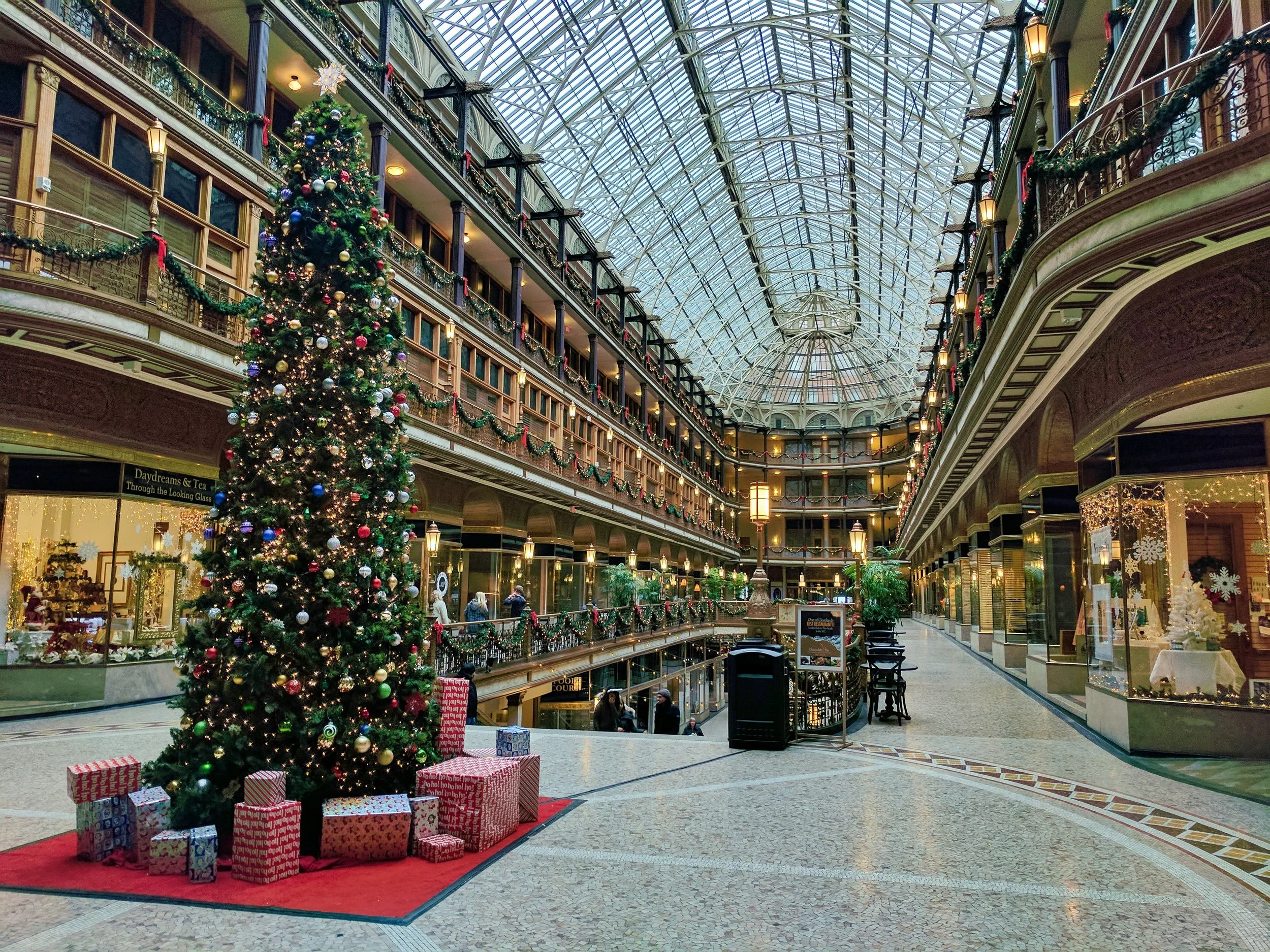 La féérie hivernale dans la vente au détail&nbsp;: l'art du merchandising visuel à Noël