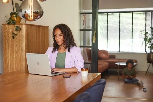 vrouw_eettafel_laptop_kind_spelen_auto_woonkamer_665x436.jpg