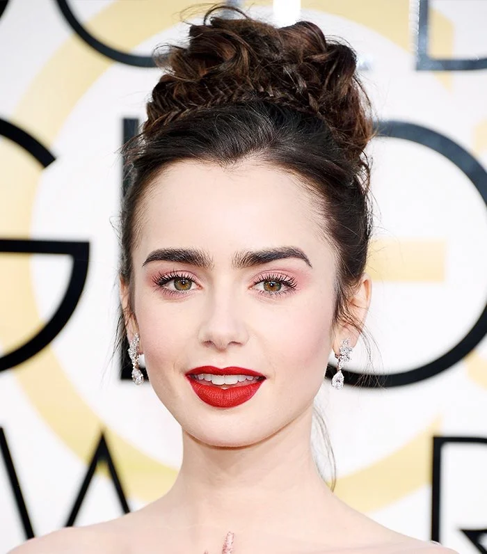 Lily Collins at the 2017 Golden Globe Awards.