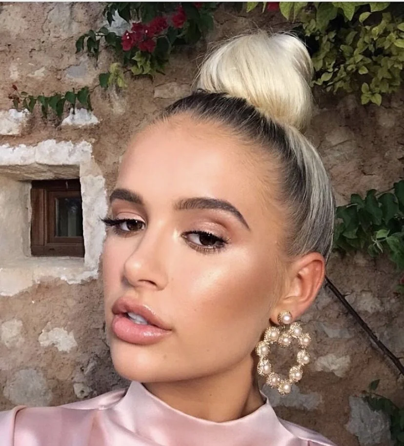 Molly Mae wears Lash Unlimited
