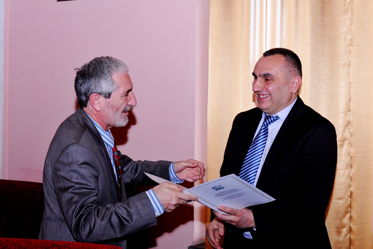 8 Bagrat Sargsyan giving winner certificates to  Principle Investigators.JPG