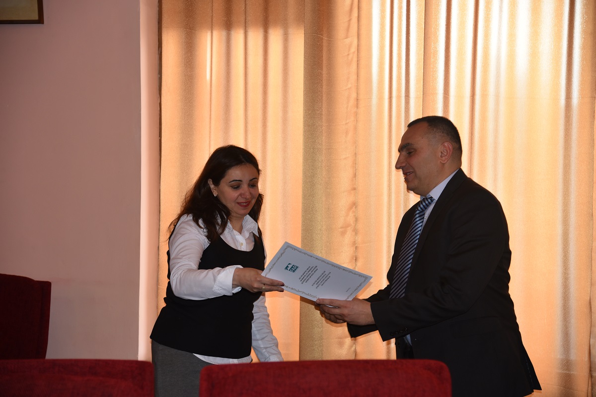 9 Bagrat Sargsyan giving winner certificates to  Principle Investigators.JPG