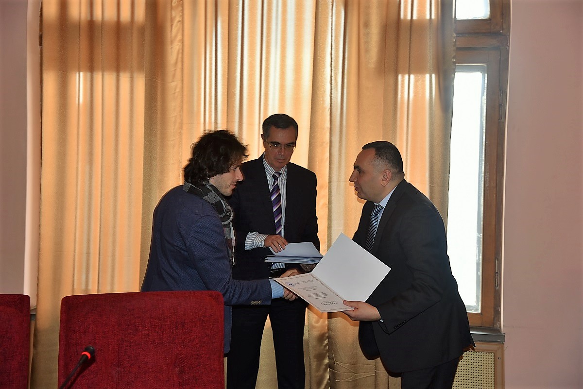 10 Bagrat Sargsyan giving winner certificates to  Principle Investigators.JPG