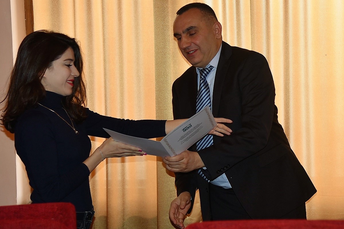 11 Bagrat Sargsyan giving winner certificates to  Principle Investigators.JPG