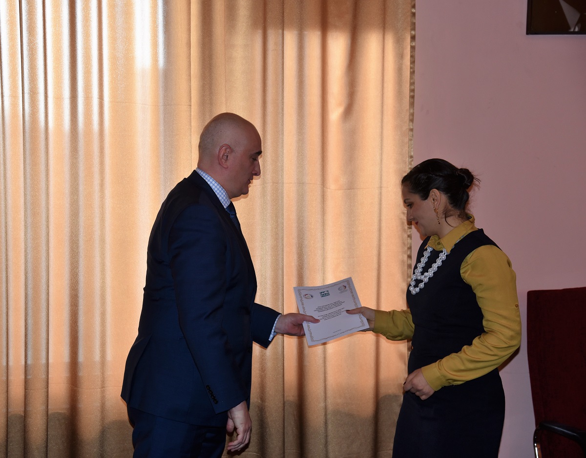 12  Alexandr Ter-Hovhannisyan  giving a certificate to young scientist -winner of scpecial award.JPG
