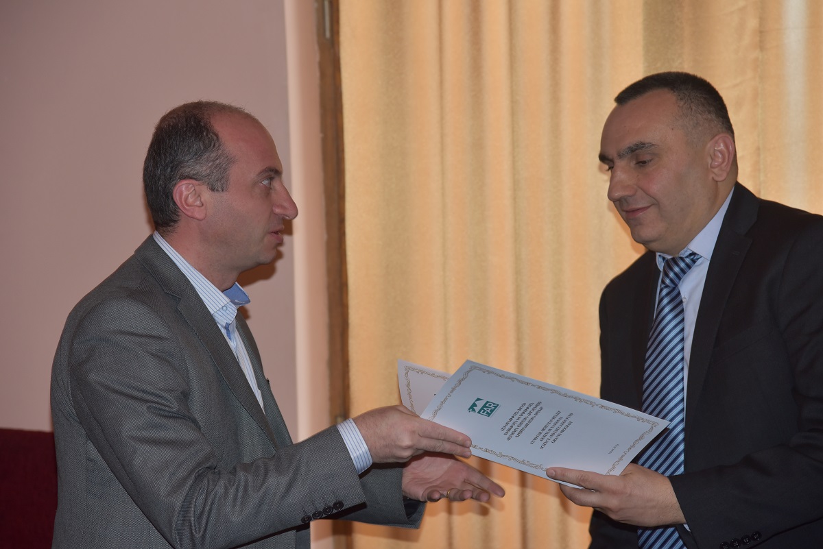 14 Bagrat Sargsyan giving winner certificates to  Principle Investigators.JPG
