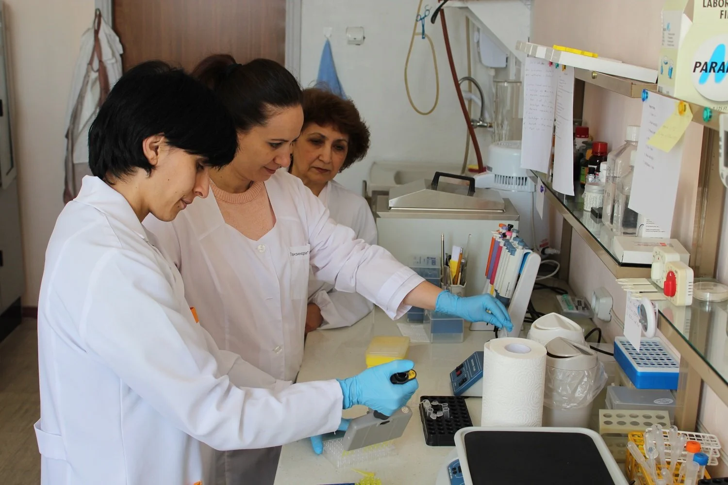 36. PI Nelli Babayan -in the middle- during the experoments.JPG