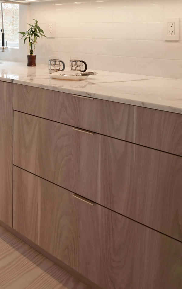 In a smaller kitchen, the hardware must be thin and clean. These details help create the feeling of a larger space.