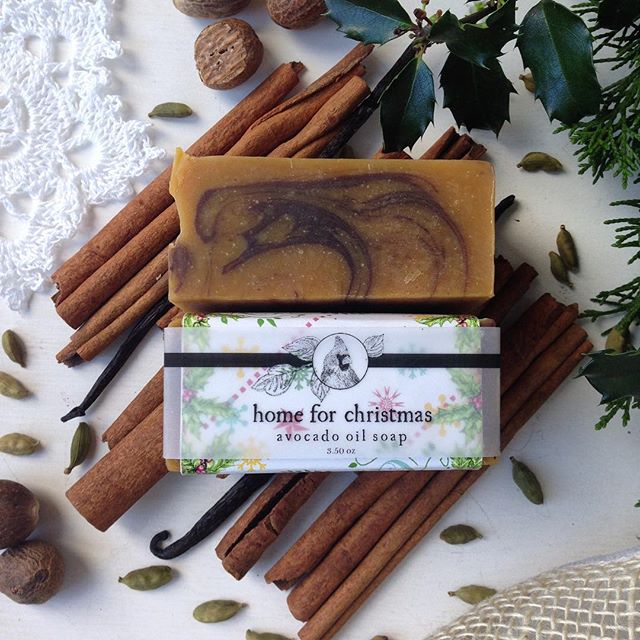 🎄 Home for Christmas Avocado Oil Soap debuted last year and quickly outsold all the other soaps in a few short weeks! 👃🏻This bar smells deliciously of Cinnamon with notes of Tangerine, Cardamom and Nutmeg. Swirled with Pumpkin Purée and Cocoa Powder, this bar is chock full of yum! A real crowd pleaser- perfect for gifting.
