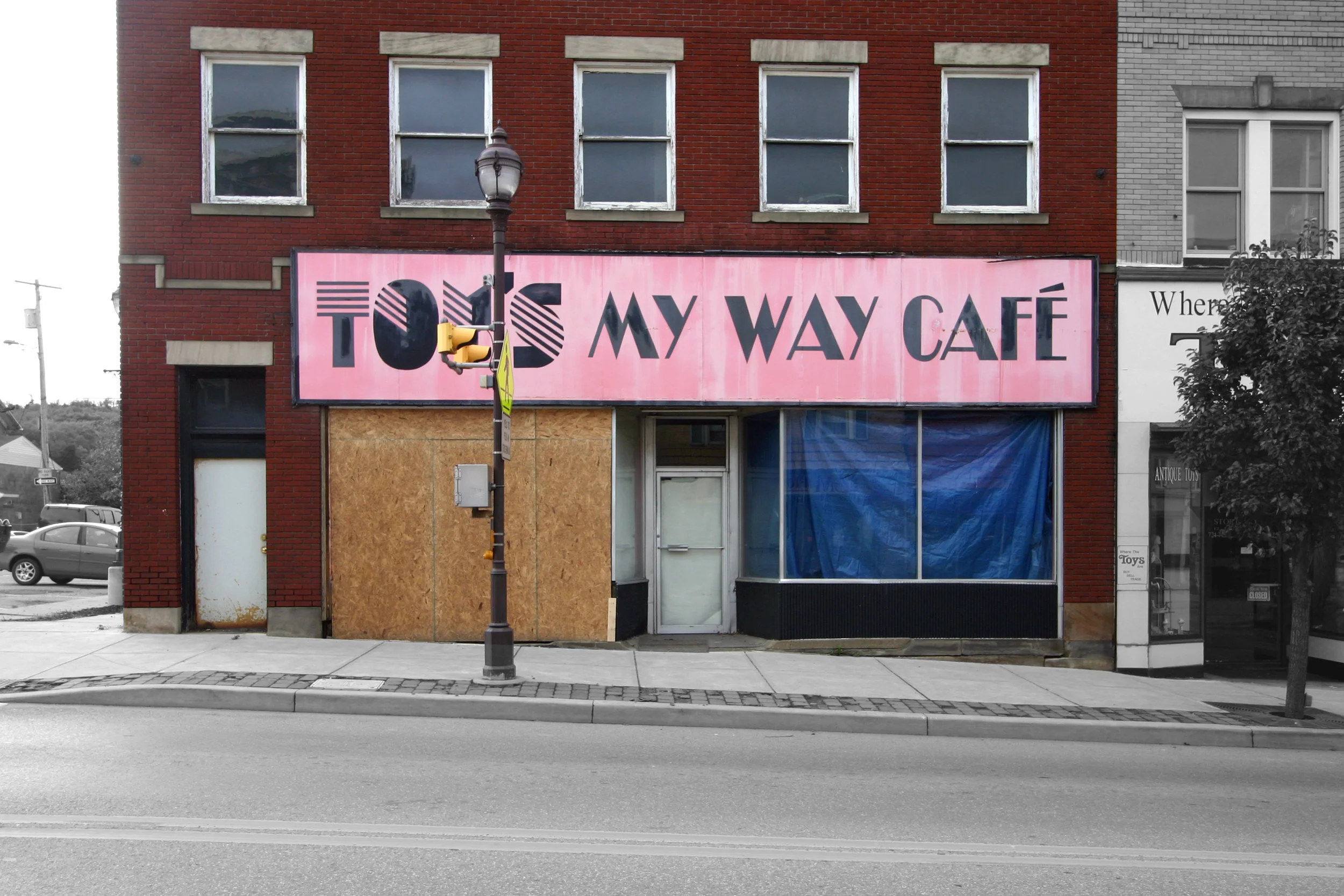 TOYS my way cafe existing facade.
