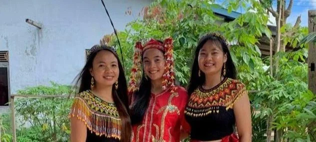 The Dayak Sisters: Dessy, Dewi & Delly