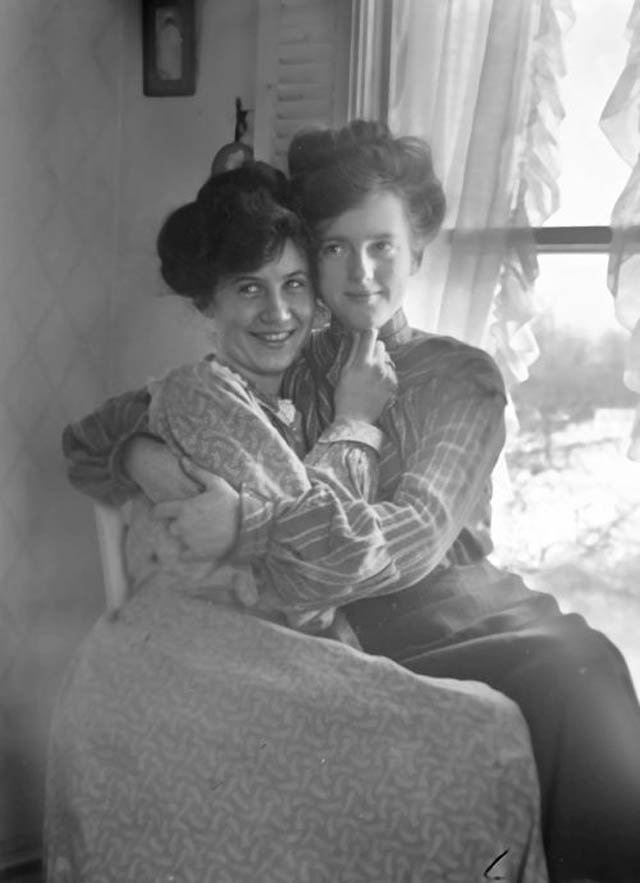 Vintage Lesbian Couples (10).jpg