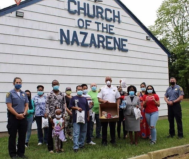 Sheriff Toulon and staff made a visit to Church of Nazarene in Brentwood and the Anthony Alfano Elementary School in Central Islip yesterday to distribute masks to the public. They were joined by Senator Phil Boyle and Town of Islip Supervisor Angie Carpenter. Thank you to our CEO MaryAnn Pfeiffer and the YES staff for coordinating the Central Islip visit. #SuffolkSheriff #SheriffToulon @philmjboyle @angiecarp930 #Brentwood #CentralIslip #Yesnewsli
