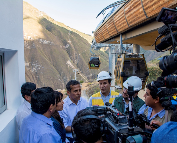 Kuelap Cable Car - President talks to workers.jpg