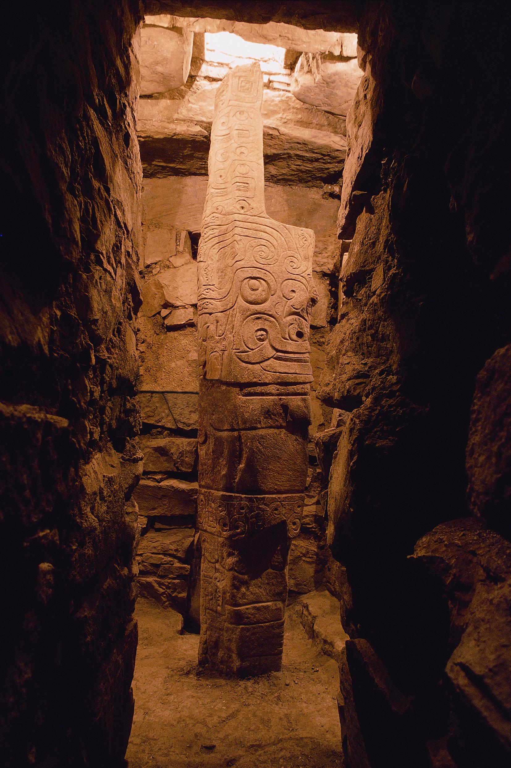 Huaraz, Ancash - Chavin de Huantar - Lanzon.jpg