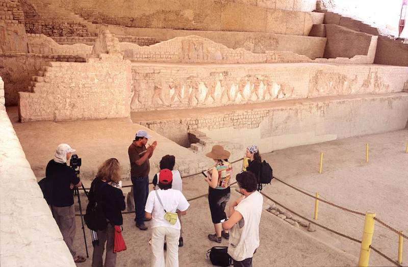 Explaining meaning of friezes at Huaca de la Luna .