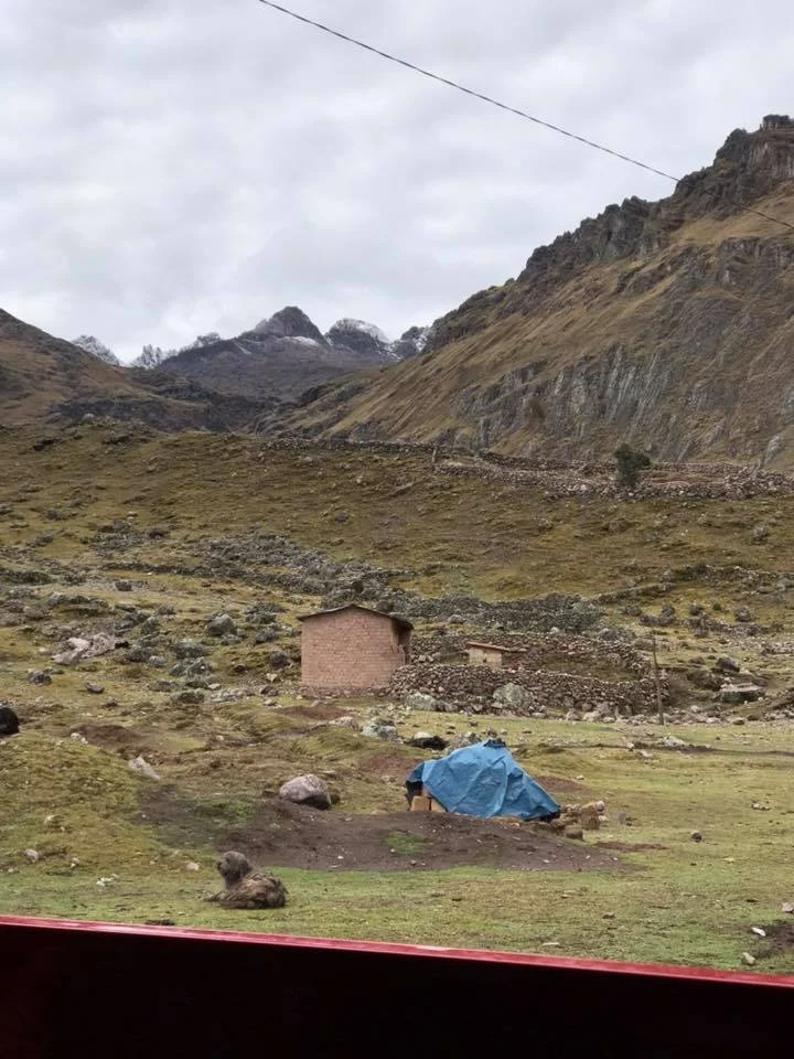 The view was spectacular along the way and we passed a few settlements. Some scenes reminds me of my home, Bario (Sarawak). Rolling mountains and the odd alpacas and llamas.