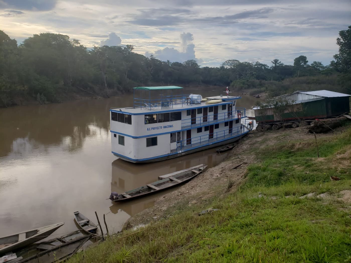 La Rue x 10 - Esperanza Amazon River Charter - Riverbank Mooring.jpeg