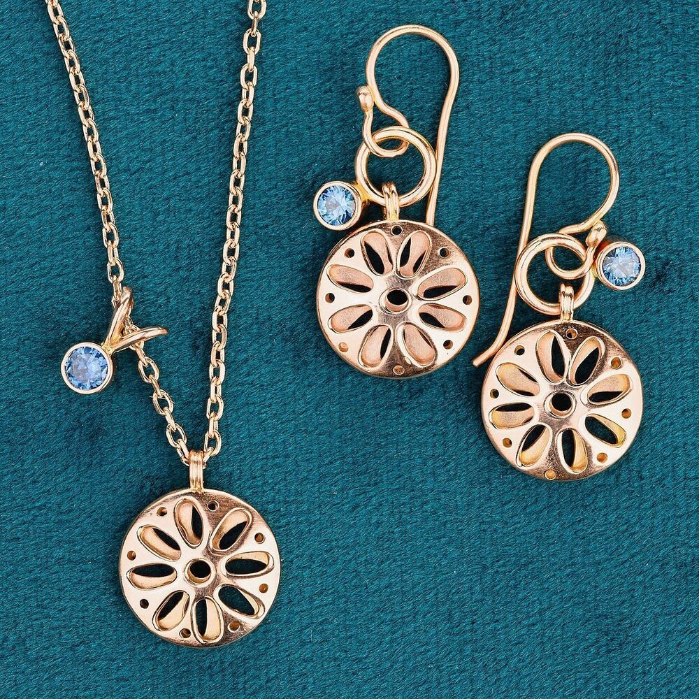 Our rosegold Mini Starflake collection with Montana Sapphires&hellip; just Adorable!  #handmadejewelry #love #style #jewelrydesigner #jewelryforsale #jewelryset #jewels #bohojewelry #montanasapphire #sapphire #rosegoldjewels #jewelryaddict #necklace 