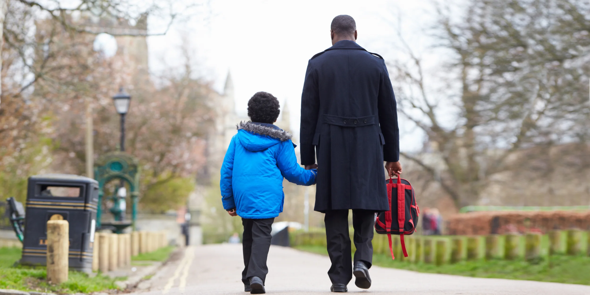 воспитание ребенка. фото папы с детьми. мужчина с дочерью. родители и новорожденный ребенок. фотосессия новорожденного с папой.