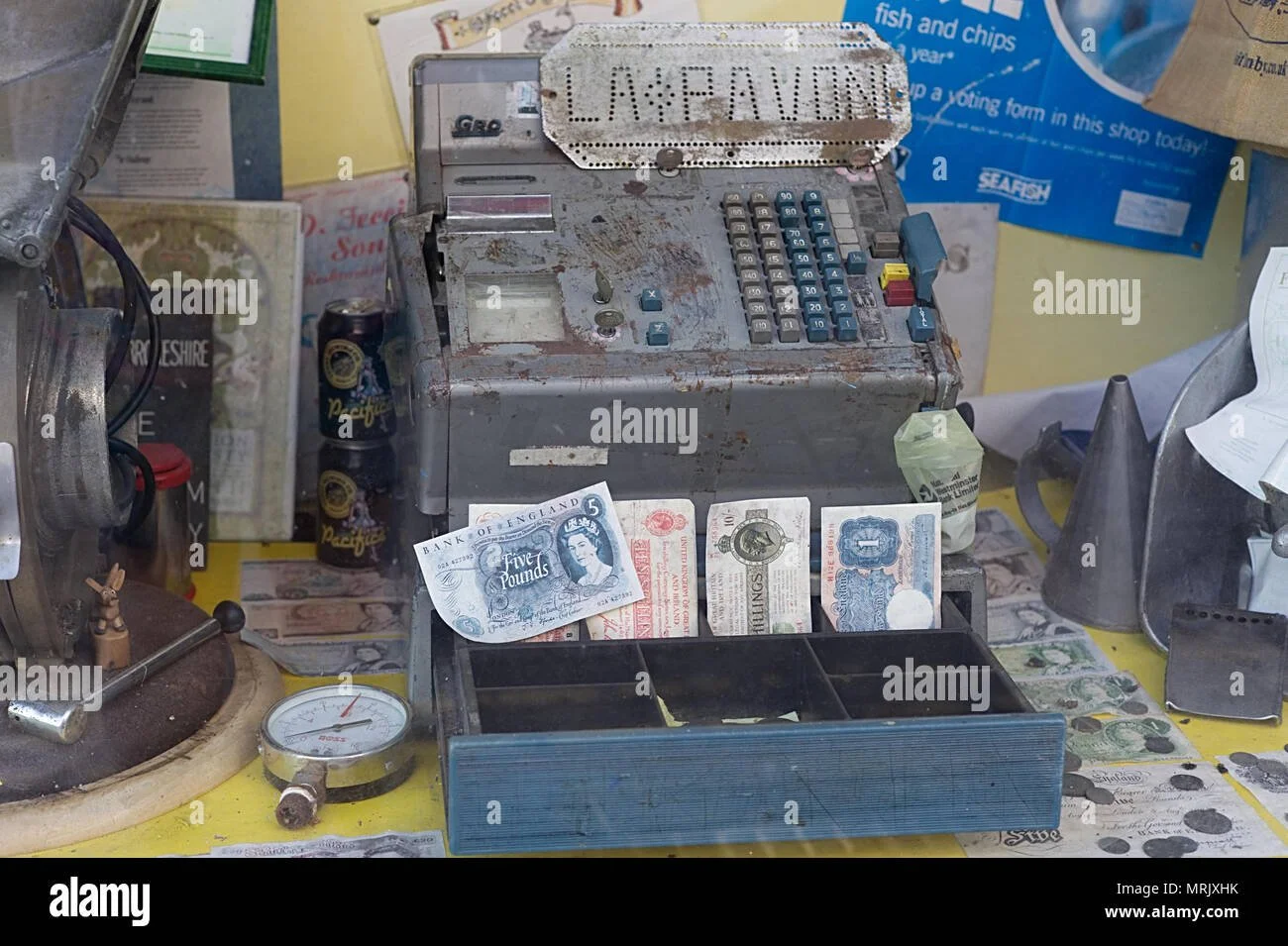 vintage-broken-till-with-old-notes-in-the-draw-MRJXHK.jpg