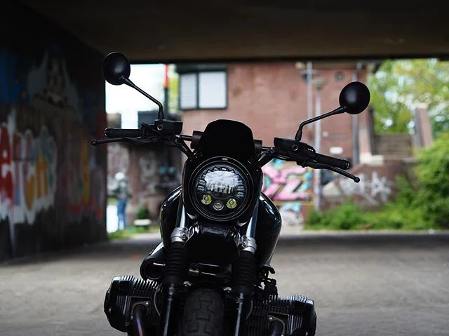 Dark horse 🐎 power @bmwmotorrad  #bmwrnineturbangs #makelifearide #urbangs #rninet #bmwmotorrad #bmw #bmwmotorcycle #bmwmotorcycles #bmwscrambler #bmwmoto #blackbmw #motorrad #bmwmotorradheritage #scrambler #motorcycle #unitgarage #jwspeaker #motoga