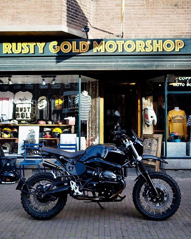 Fun times at #rustygold @rustygoldmotorshop #bmwrnineturbangs #makelifearide #urbangs #rninet #bmwmotorrad #bmw #bmwmotorcycle #bmwmotorcycles #bmwscrambler #bmwmoto #blackbmw #motorrad #bmwmotorradheritage #scrambler #motorcycle #unitgarage #jwspeak