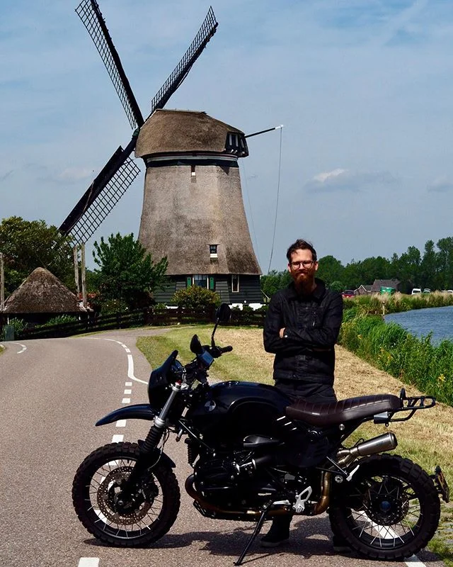 A lovely lady took a picture of me, my #motorcycle and a #windmill #bmwrnineturbangs #makelifearide #urbangs #rninet #bmwmotorrad #bmw #bmwmotorcycle #bmwmotorcycles #bmwscrambler #bmwmoto #blackbmw #motorrad #bmwmotorradheritage #scrambler #motorcyc