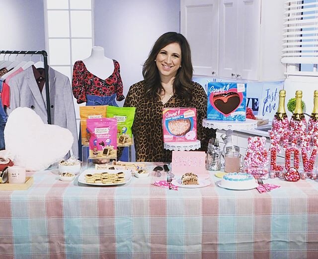 Are you ready for #valentines2020 ? Our friend, @careyreilly dropped by with some tips on making your loved ones feel extra special this year! Swipe to see the goodies she brought along! @mmschocolate @micheletaugustin @hm @carvelicecream 
#valentine