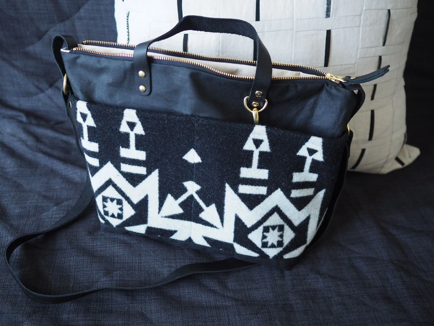  The finished purse, with straps and hardware attached. 