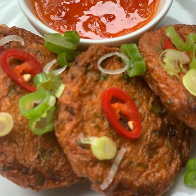 MENU FOR FRI 12th &amp; SAT 13th June

STARTERS
THAI STYLE FISHCAKES + SWEET CHILLI (4) - &pound;6.00
Deep fried fish, with sliced green beans, kaffir lime, and red curry paste served with sweet chilli dipping sauce
CHICKEN SATAY SKEWERS (3) - &pound