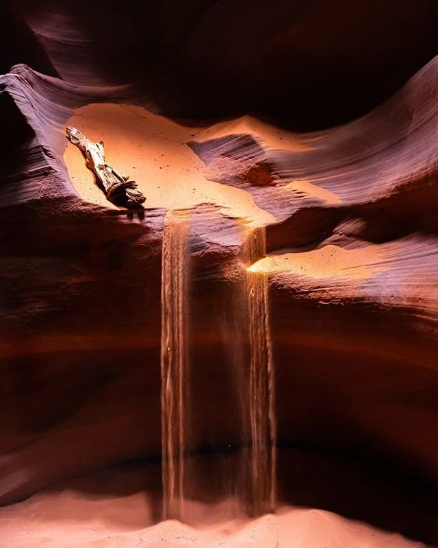 🎶👂💕 The sound of sand falling at the depths of a 120-foot slot canyon. Still, the light finds its way... 📸 😍 Handheld on a Sony, ISO 3200 #furtherphotoexpeditions #sonyalpha