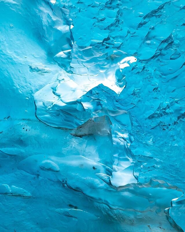 🧊 Water and large chunks of ice (aka glaciers) appear blue because the other color wavelengths get absorbed quicker... leaving blue all out and visible! 🔷🕵️&zwj;♀️ #furtherphotoexpeditions #phototour #travelphotoworkshop #alaska