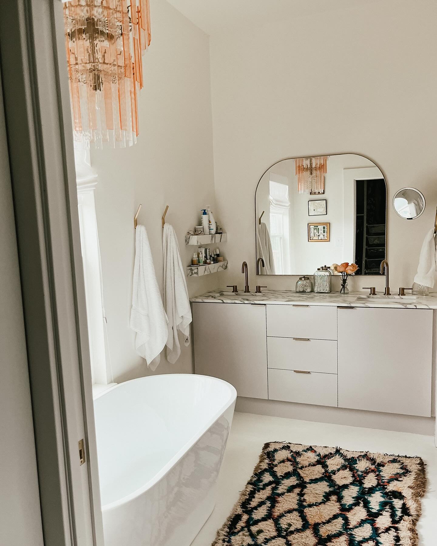 White wood floors in the bathroom 💆&zwj;♀️. Repeat after me &quot;it's going to be ok&quot;.