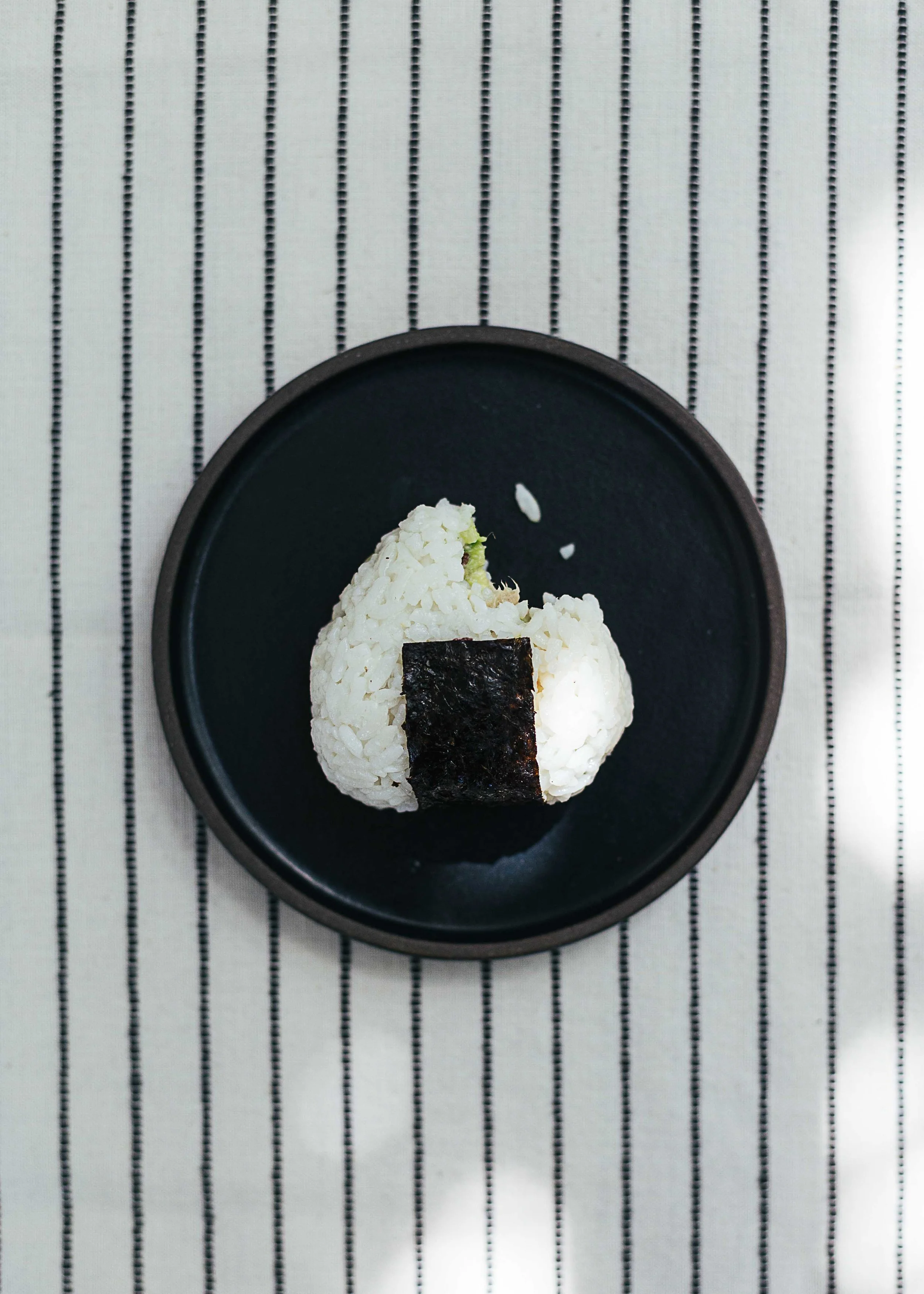 how_to_make_tuna_onigiri_rice_balls.jpg