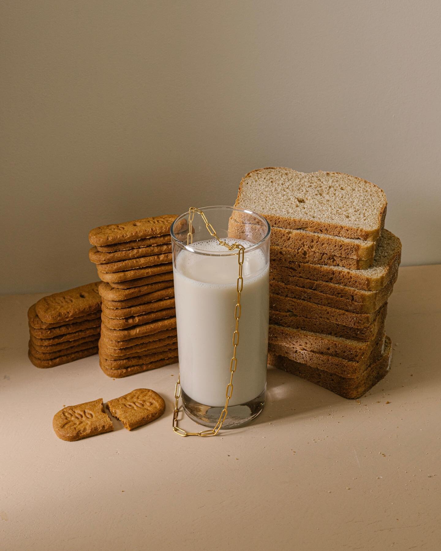 New work, studio play, bits and bobs. Still recovering from Italy so here&rsquo;s some beauty from the archives 🍞🌷🫐 

#stilllife #outtakes #foodphotography