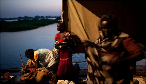 On Sunday, after decades of war and more than two million lives lost, southern Sudan will get the moment it has been yearning for, a referendum on independence. Sudanese arrived by boat at Juba, in the country's south. (Tyler Hicks/ The New York Times)