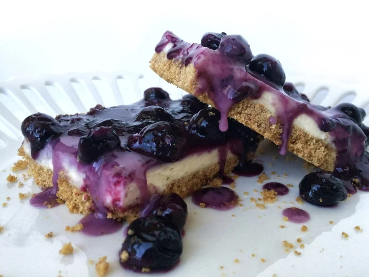 THE BLUEBERRY CHEESECAKE BARS