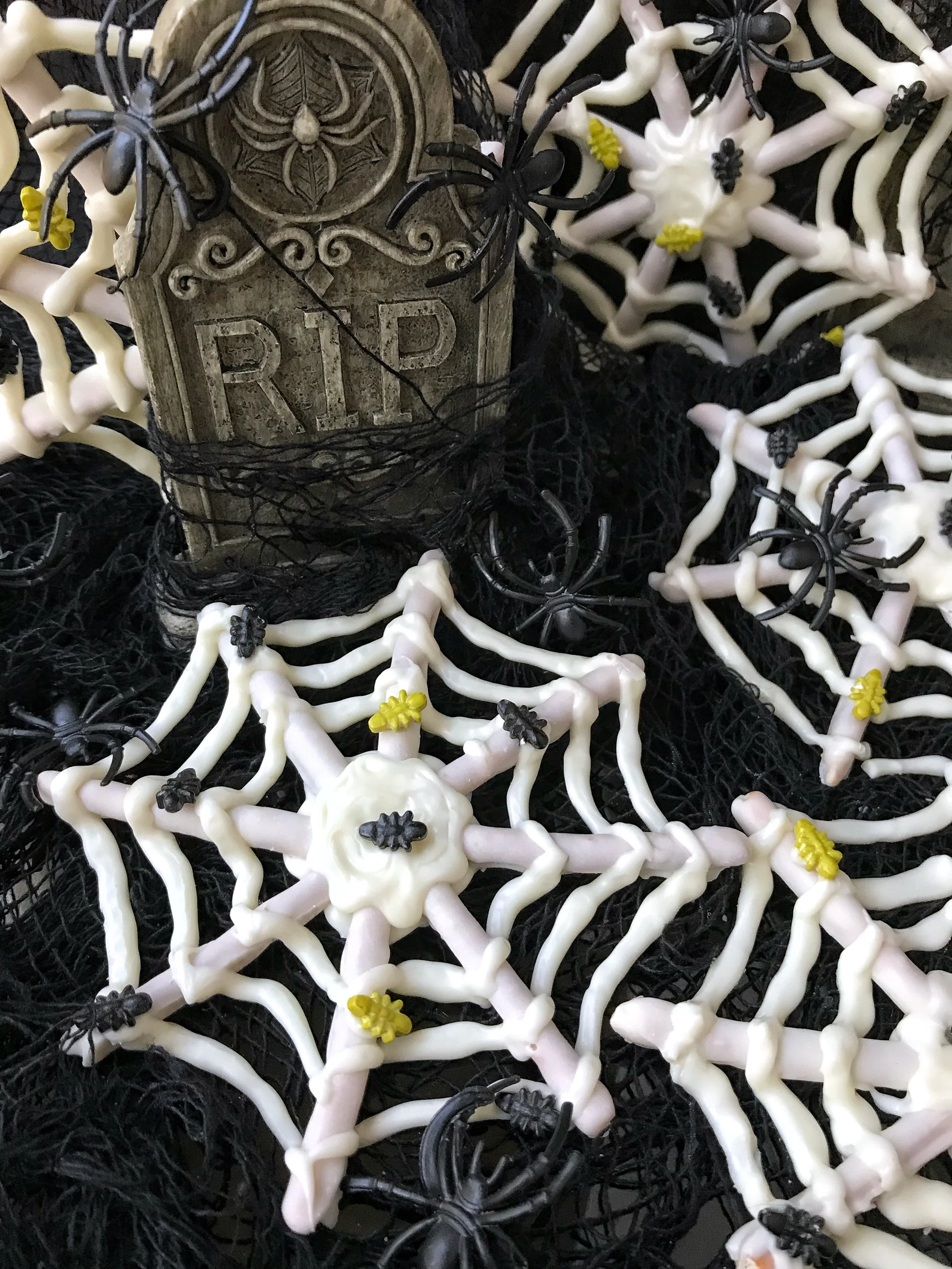 PRETZEL SPIDERWEBS
