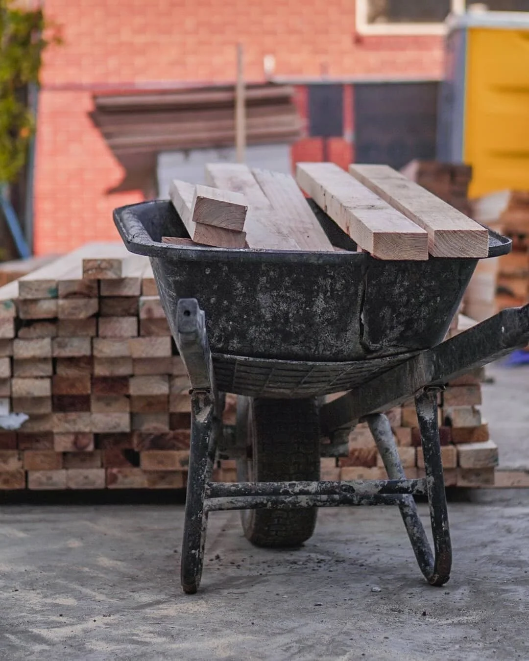 Nothing like some fresh material on site, specially timber... 
@parkroadtimber always delivering the goods 🙏
@hometlmberandhardware
@hometimber1
.
.
.
.
.
#timberaustralia #timber #structuraltimber #hebelpanels #hebelpanel #hebel #lonsdalebg #lonsda