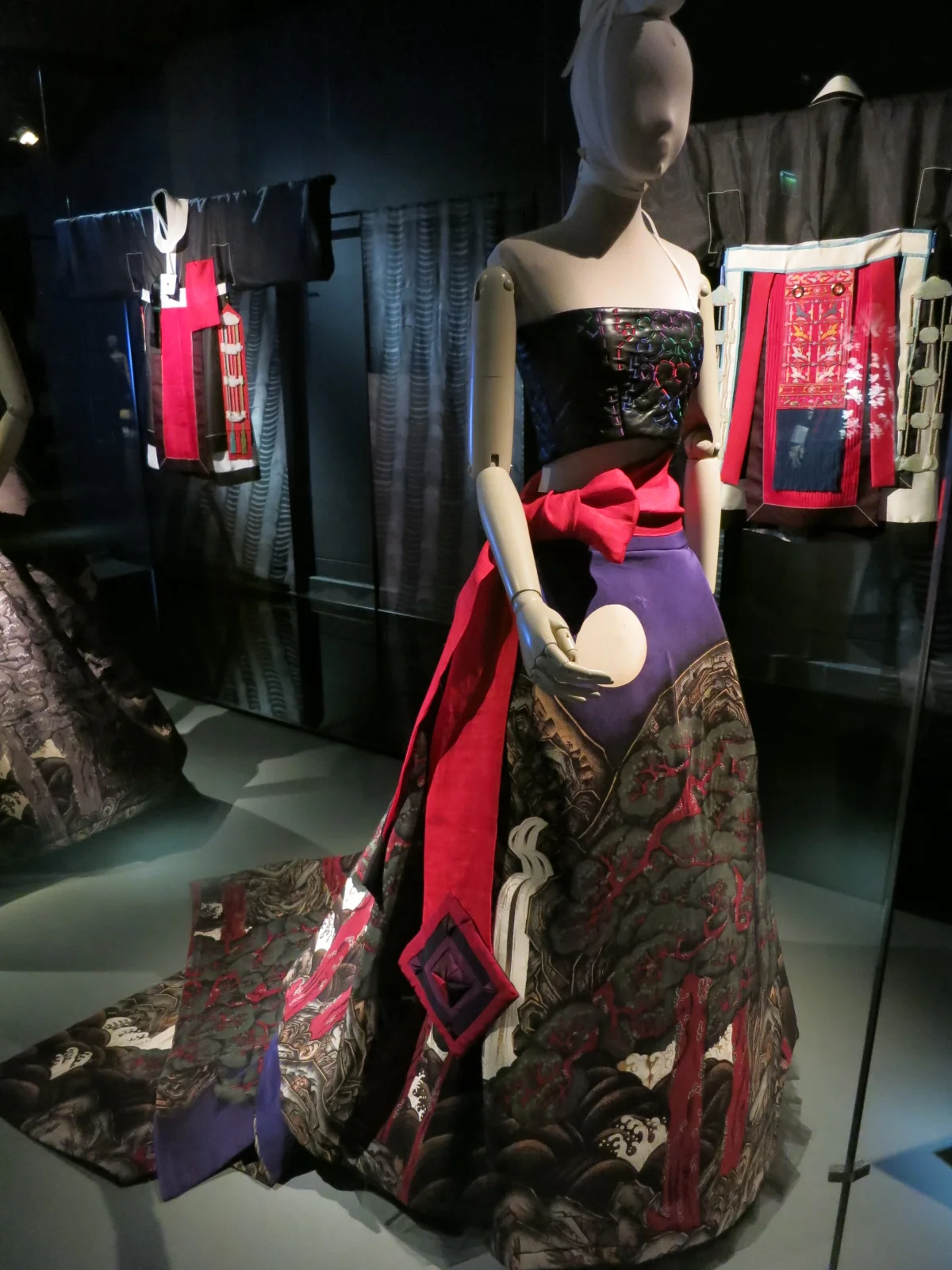 'Korea Now' exhibition at the Musee des Arts Decoratifs. Closes on the 3rd January 2016. Contemporary Ceremonial Korean dress