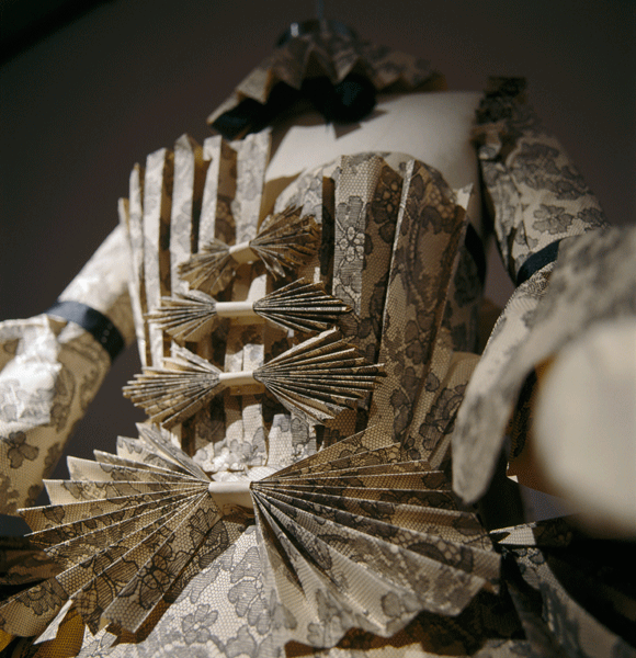 RUFFIAN Paper Dress June 2007, Photo: David Zuckerman